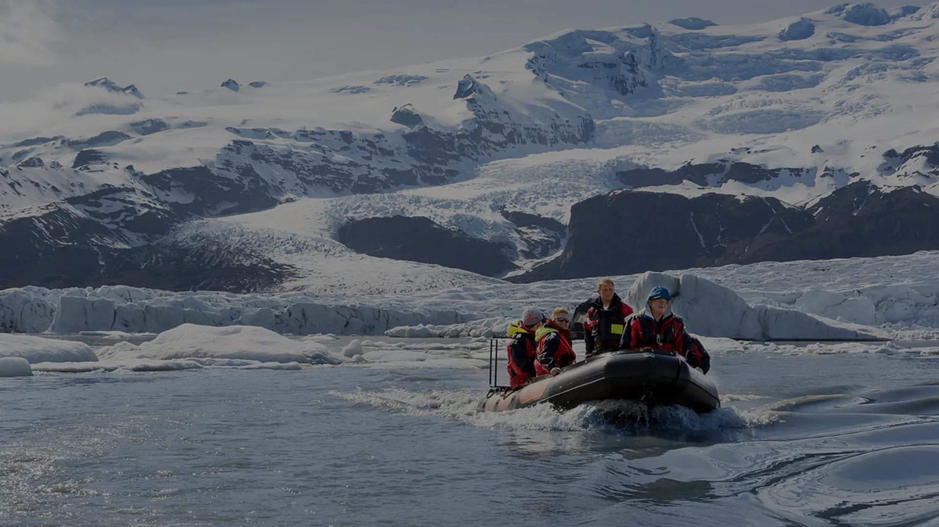Spectacular view of towering icebergs and dramatic mountain backdrop at Fjallsárlón