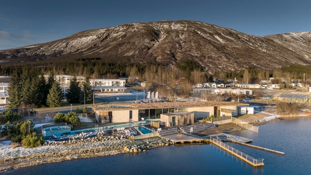 The geothermal Fontana spa with countless blue pools stands between a lake and a mountain