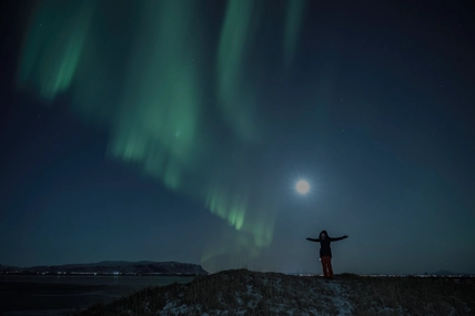 Breathtaking aurora borealis over Icelandic mountains