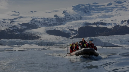 Spectacular view of towering icebergs and dramatic mountain backdrop at Fjallsárlón